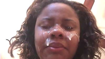 काळ्या ब्राझिलियन मुलीला मोठ्या डिकसह गुदद्वारासंबंधीचा संभोग केल्यानंतर तिच्या चेहऱ्यावर एक कमर मिळते